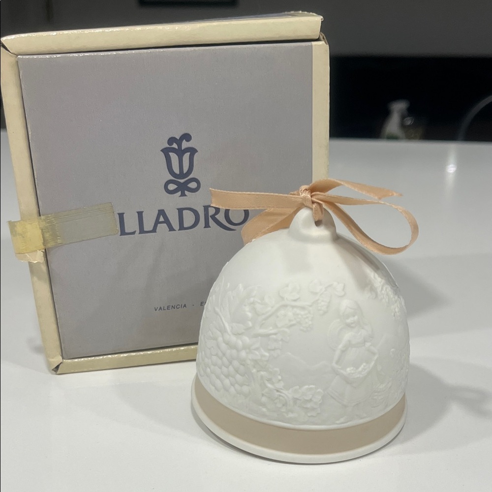 Lladro 1993 Fall Bell Matte No 17615. Original box